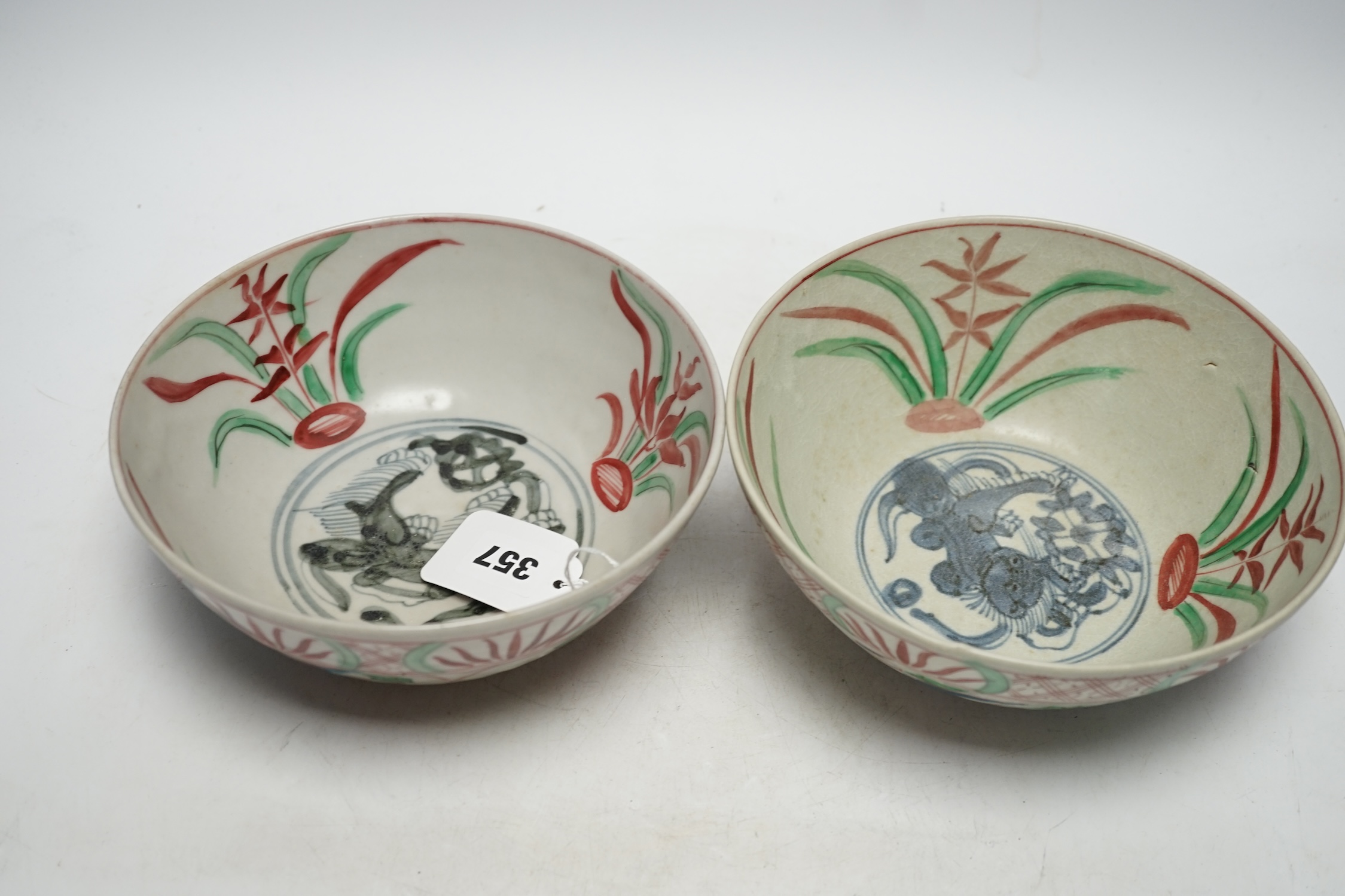 A pair of Chinese Swatow bowls, late 16th century, 19.5cm diameter